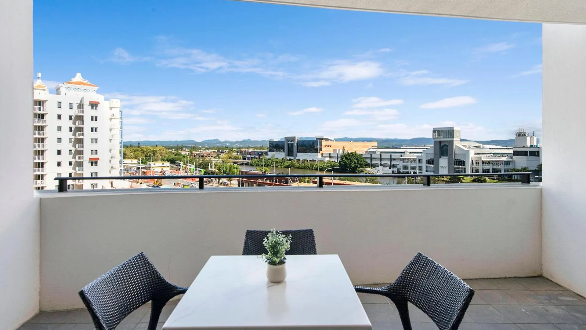 Sierra Grand Broadbeach - Self Contained & Privately Managed Apartments Gold Coast
